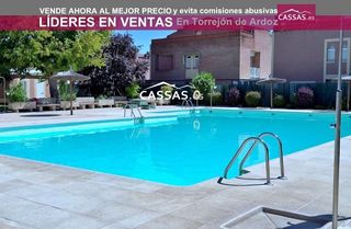 Semi detached house  Calle rosa chacel. Chalet solana. 4 habitaciones y 3 baños, patio y terraza. piscin