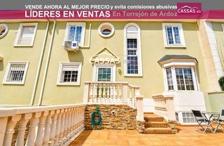 Semi detached house  Calle antonio solis. Chalet en torrenieve   4 habitaciones, 4 baños, garaje y piscina