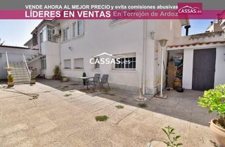 Flat  Calle de la jara. Casa chalet en el saucar, 3 habitaciónes y patio de 25 m2