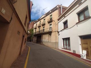 Maison  Carrer del raval 1. Casa de pueblo en casco urbano, con 2 viviendas, garaje y solári