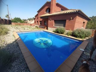 Xalet a Cervelló. Casa con piscina y vistas a montaña a 14 km de barcelona