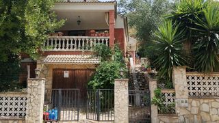 Xalet a Corbera de Llobregat. Casa en venta de 85 m² en una sola planta, con excelentes vistas