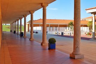 Gebude en Serrejn. Complejo hotelero para inversin con spa- balneario y centro hp