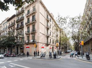 Lloguer Local Comercial a Vila de Gràcia. Alquiler de exclusivo local dúplex con inmejorable ubicación