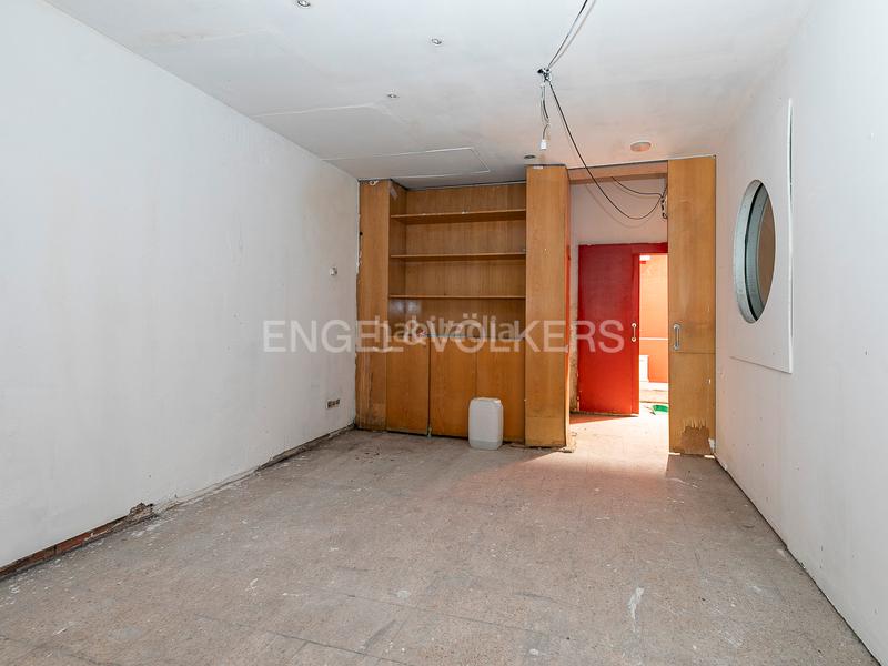 Foto 207cdfdc-2822-4eae-a580-e5f3c2cdf3ec. Local comercial amplio local en venta en vallcarca, gracia en Barcelona
