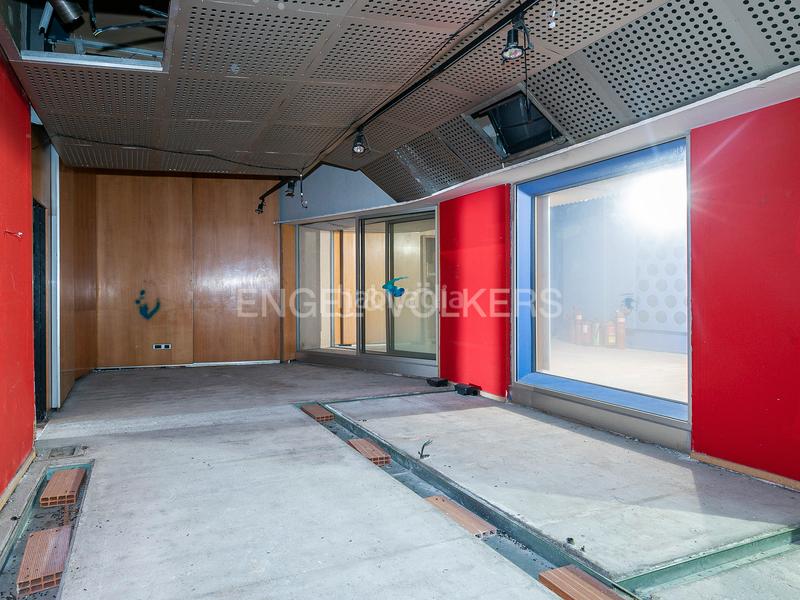 Foto 853b1f57-ddf9-4b9c-9d67-569e03ec9c25. Local comercial amplio local en venta en vallcarca, gracia en Barcelona