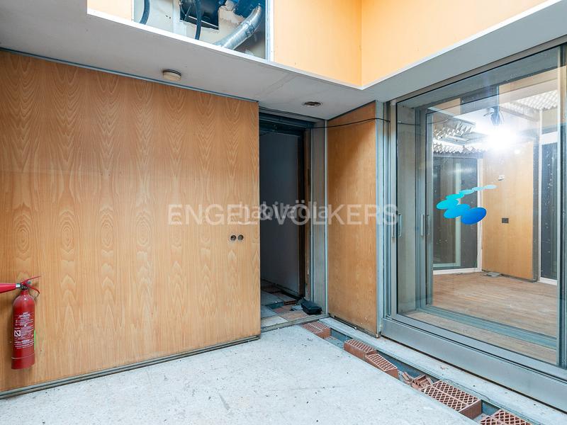 Foto e6987fbb-da2e-4037-9057-f64270249fd2. Local comercial amplio local en venta en vallcarca, gracia en Barcelona