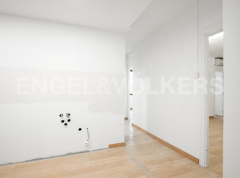 Foto b9a2baaa-a5bc-4d49-8242-53a699671bac. Oficina amb calefacció a Vila de Gràcia Barcelona