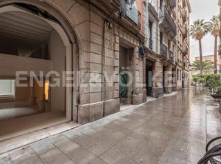 Locale commerciale in Raval. Local comercial en rentabilidad al lado de la rambla