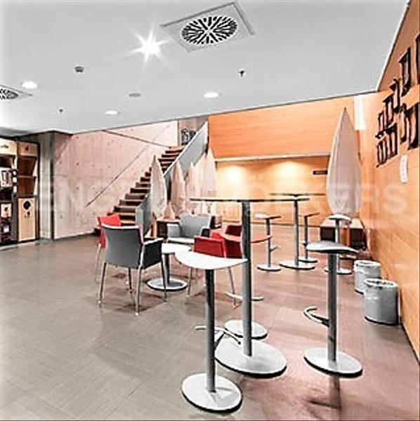 Foto cbe5e04a-ad8e-4c9e-8b4b-a8ebd7cc431a. Rent office space with heating parking in Porta Barcelona