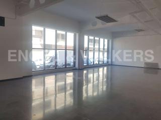 Lloguer Local Comercial a Centre. Local en alquiler en edificio acristalado en el corazón de lhosp