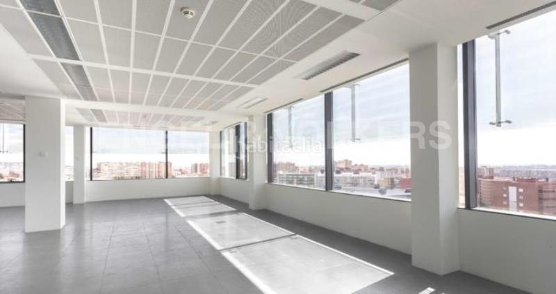 Foto 2fc6a716-bd7a-4b11-9f22-2ef3a8c6bbe6. Rent office space with parking in El Pedró Cornellà de Llobregat