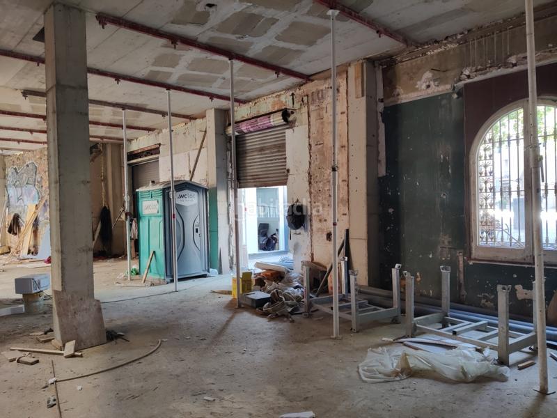 Foto 38da1cab-2cd3-4b64-b36d-37f4e400e330. Alquiler local comercial  ubicado en edificio con fachada modernista en Barcelona