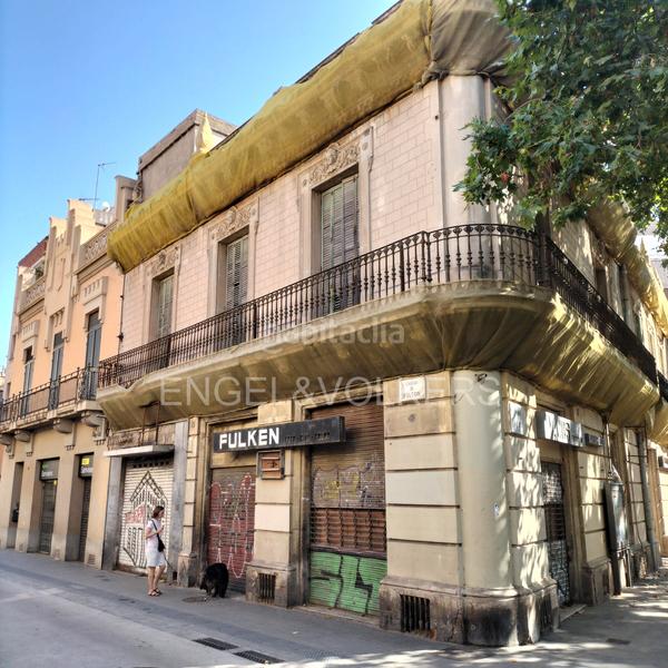 Foto 869644c0-c4e6-4c62-83f2-b10b217ef300. Alquiler local comercial  ubicado en edificio con fachada modernista en Barcelona