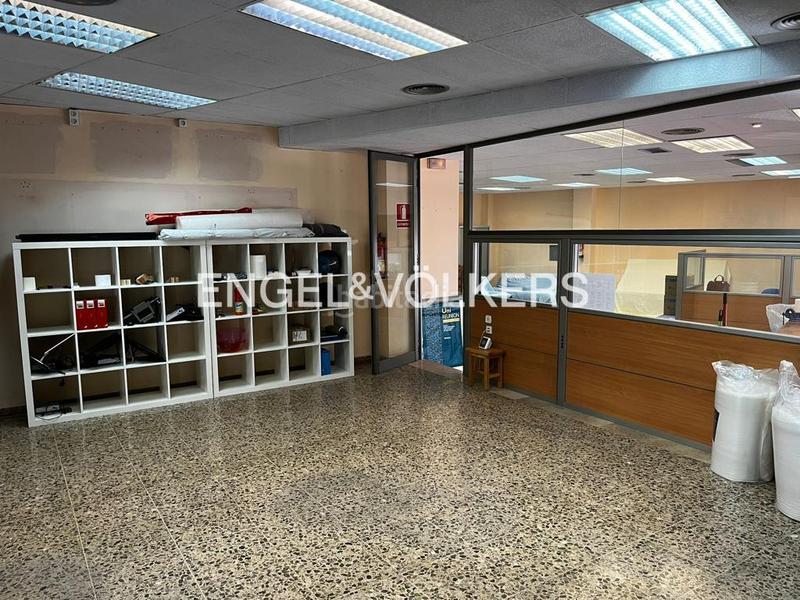 Foto e7320d2b-3f1b-4979-854d-84edc057eb78. Alquiler local comercial  disponible en Badalona