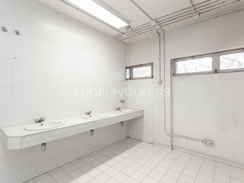 Foto 0015e891-3571-417d-b3fb-c5769ffb480b. Local comercial se vende gran local de 2.372 m2 en Manresa