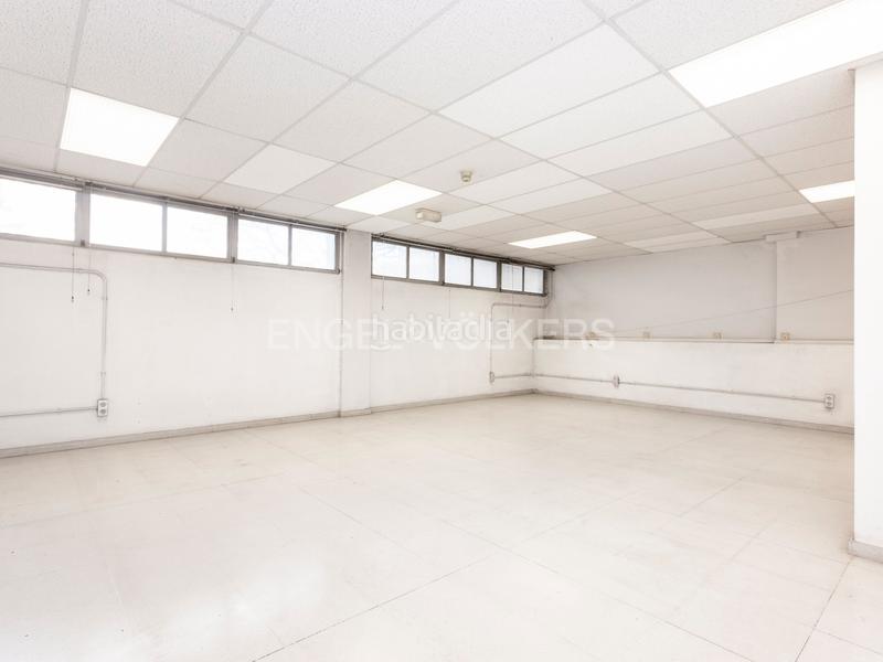Foto 0083958c-6e58-4c2d-9137-eff54dda1cf5. Local comercial se vende gran local de 2.372 m2 en Manresa