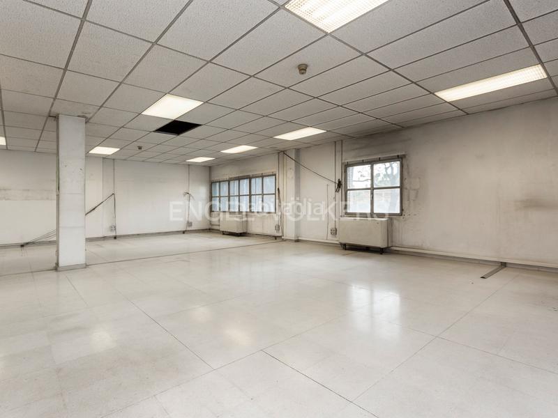 Foto 17a553f0-b6e2-492f-b3a8-f5b88d171a73. Local comercial se vende gran local de 2.372 m2 en Manresa