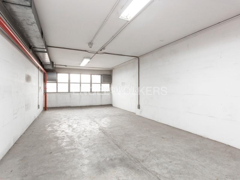 Foto 30b0f18f-8001-4324-91af-8d3ec10b5fae. Local comercial se vende gran local de 2.372 m2 en Manresa