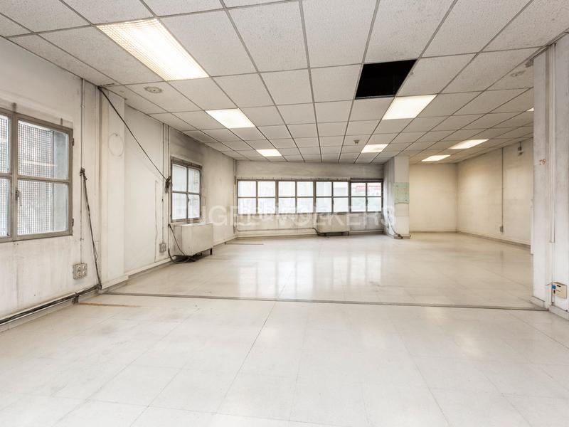 Foto 5196d9f4-bfcb-4720-a498-7d9d9b13deeb. Local comercial se vende gran local de 2.372 m2 en Manresa