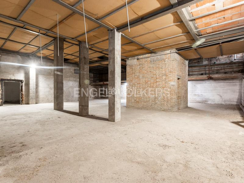 Foto 6c6cf364-d942-46a3-bcc3-30115d776e51. Local comercial se vende gran local de 2.372 m2 en Manresa