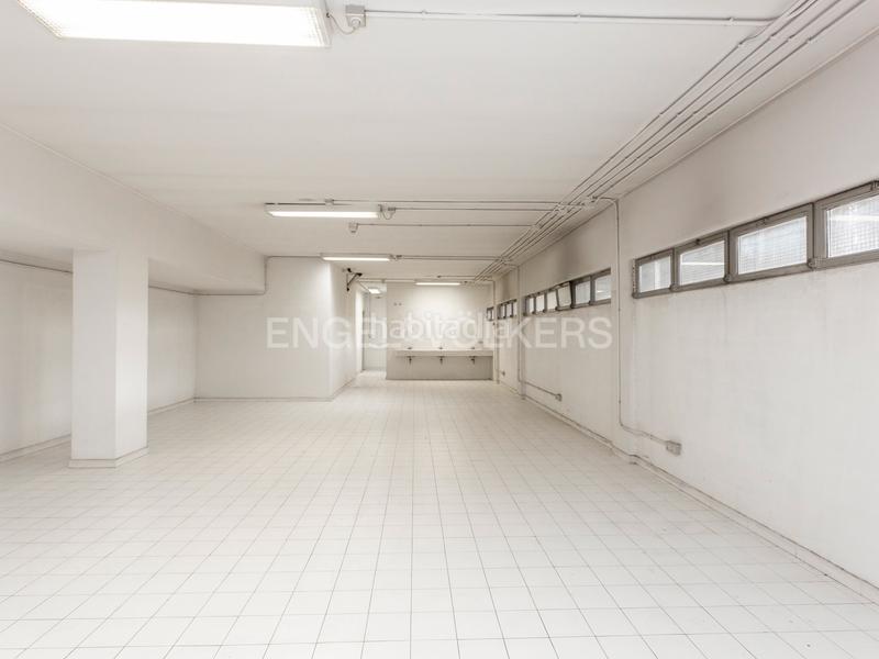 Foto 7b93fad4-b332-4ae7-936b-f7f5fbe3bccf. Local comercial se vende gran local de 2.372 m2 en Manresa