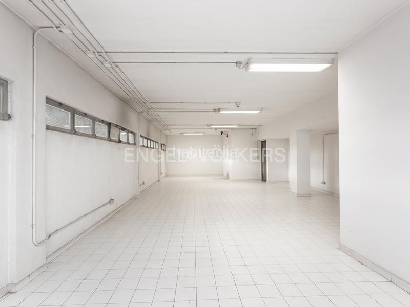 Foto 9a5729ce-0cf4-45ff-ae12-d4f83a0371dd. Local comercial se vende gran local de 2.372 m2 en Manresa