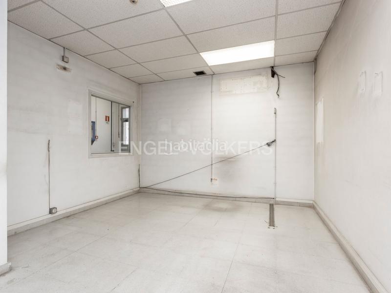 Foto a81da654-73b6-40cc-b167-1a387cbbf008. Local comercial se vende gran local de 2.372 m2 en Manresa