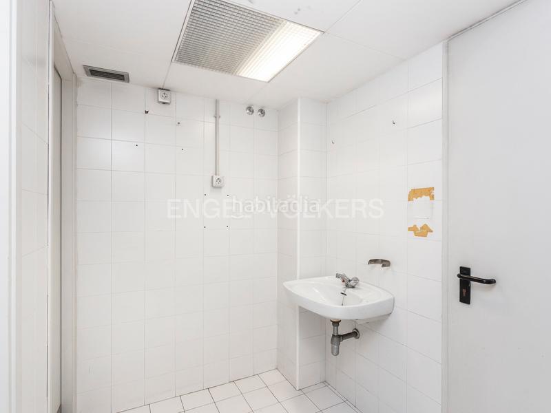 Foto b23cf2b4-6c05-4bb2-8ff7-292ab81d30c8. Local comercial se vende gran local de 2.372 m2 en Manresa