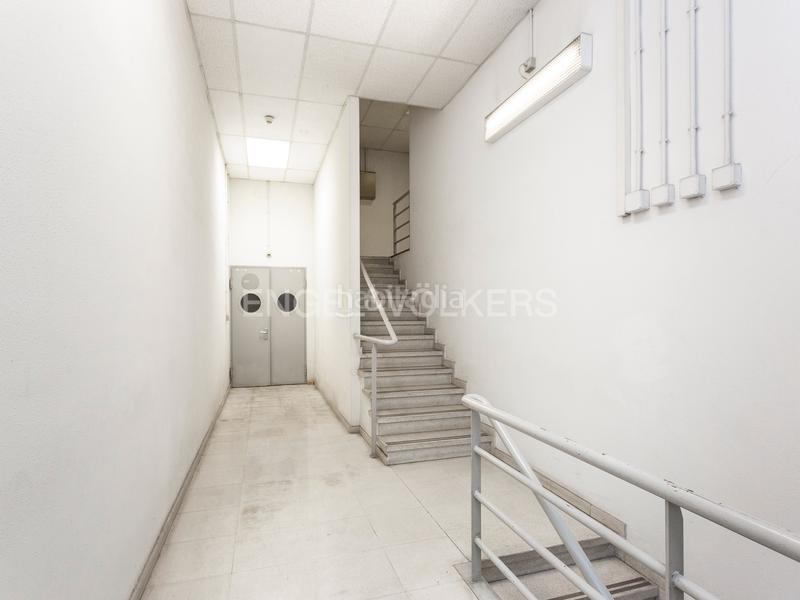 Foto b95ec2a6-64de-4df3-8def-2d0a61006f86. Local comercial se vende gran local de 2.372 m2 en Manresa