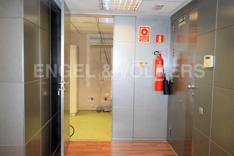 Foto 02e14186-fe06-43d4-8103-36383b27feba. Lloguer oficina amb aparcament a La Bordeta Barcelona