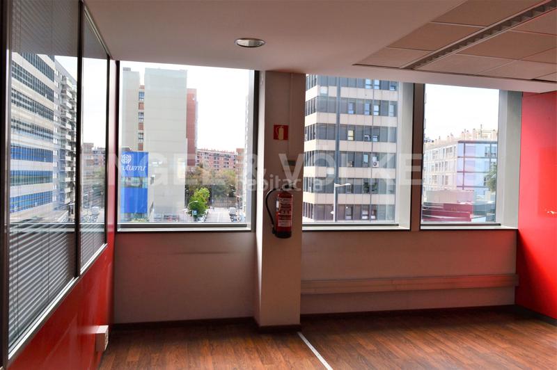 Foto a12f0849-d8ea-4efa-aad4-23ac134ecd2b. Miete büro mit parking in La Bordeta Barcelona