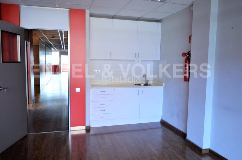Foto 0b012374-f2be-400b-8347-9931713f8096. Rent office space with parking in La Bordeta Barcelona