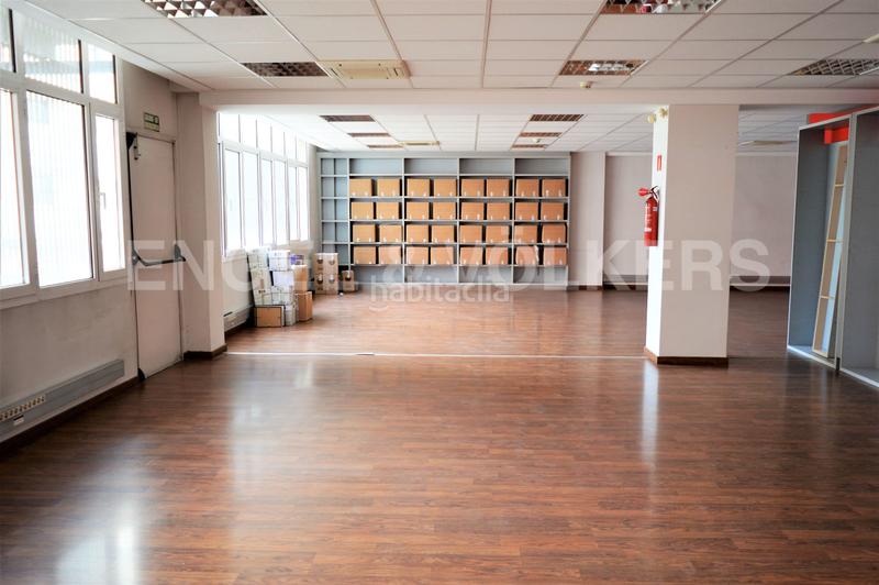 Foto 0c68d5f3-3548-483e-8ce3-e235856c5a51. Rent office space with parking in La Bordeta Barcelona