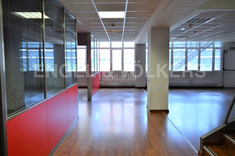 Foto 16a3222f-a3ad-44b4-88f1-cf586b84e222. Rent office space with parking in La Bordeta Barcelona
