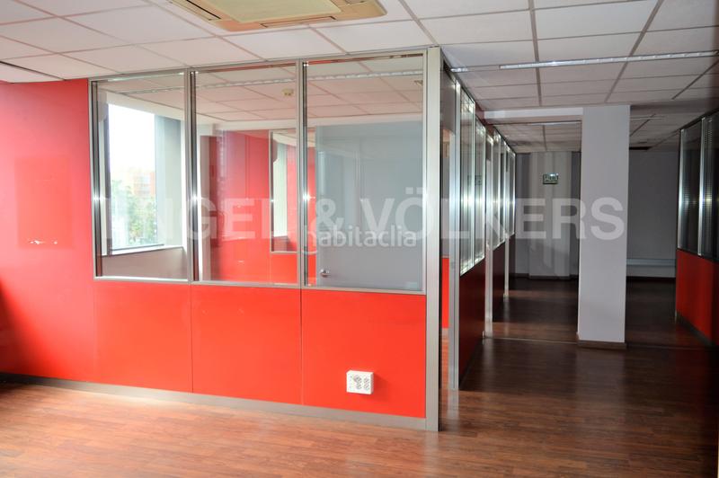 Foto 29e2a31d-183a-48d5-b41b-737ac9487575. Rent office space with parking in La Bordeta Barcelona