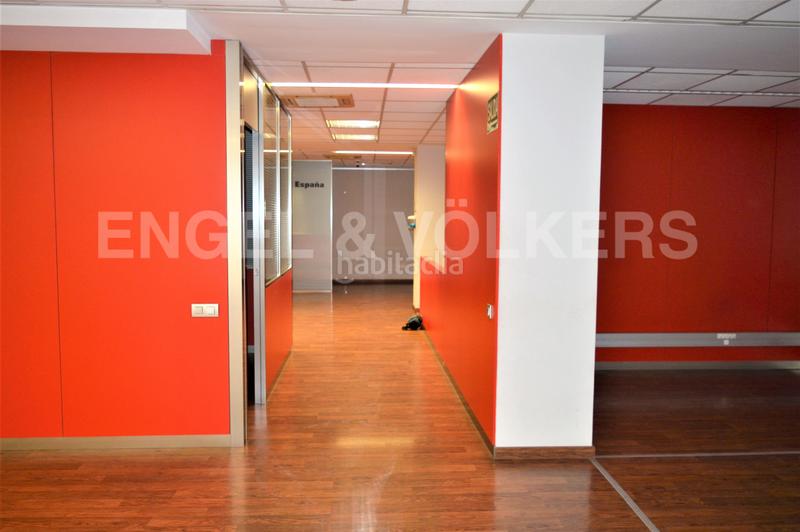 Foto 31093240-052c-4f6d-ab62-25bc1ae50e5d. Rent office space with parking in La Bordeta Barcelona