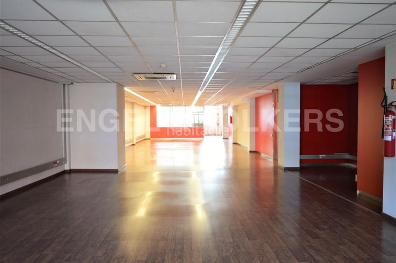 Foto 3c910821-313a-4be3-b40a-3603868f3060. Rent office space with parking in La Bordeta Barcelona