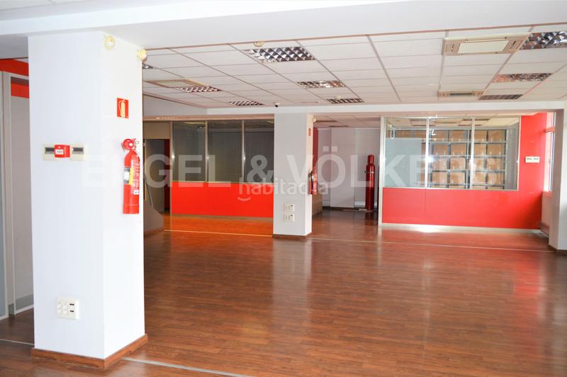 Foto 489e0331-a246-47a9-858f-be288c2b0efc. Rent office space with parking in La Bordeta Barcelona