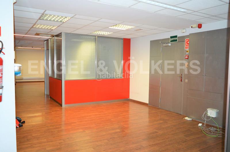 Foto 4ed8df8e-8fb0-4032-85e9-11adccffaf83. Rent office space with parking in La Bordeta Barcelona