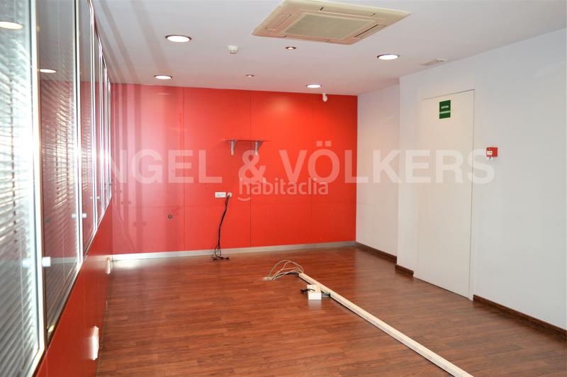 Foto 504ca215-4363-4238-a11a-465119971bb6. Rent office space with parking in La Bordeta Barcelona