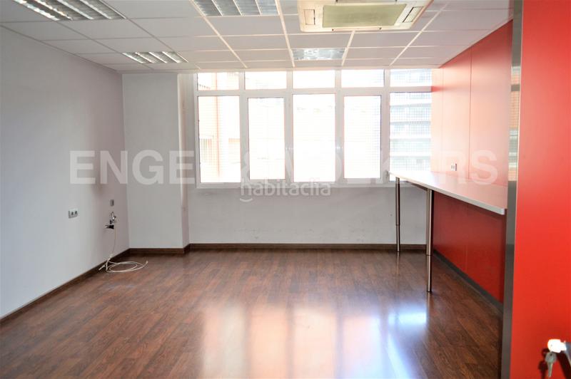 Foto 8382f22e-7fe1-4e2a-b9c4-a4999fcf79b9. Rent office space with parking in La Bordeta Barcelona