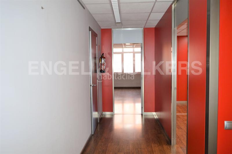 Foto 89680b7e-da16-46ea-8e81-8605bd135565. Rent office space with parking in La Bordeta Barcelona