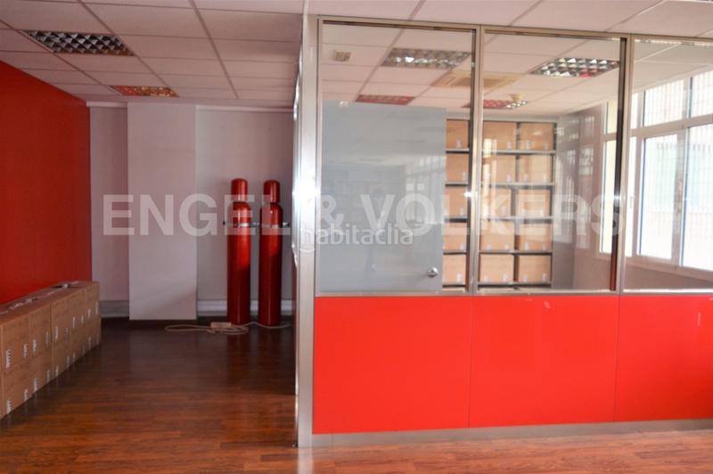 Foto 8b283915-aa89-45c1-a9db-20fe312f6eda. Rent office space with parking in La Bordeta Barcelona