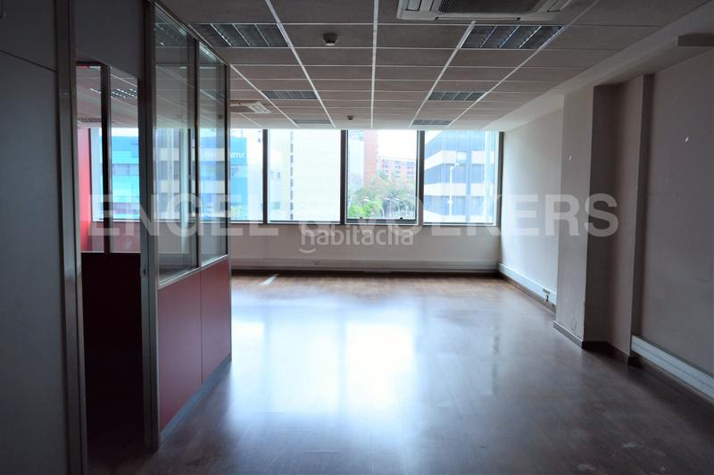 Foto a37fbc6f-dac6-460c-b8c4-e09d622ecfda. Rent office space with parking in La Bordeta Barcelona