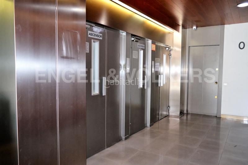 Foto c3727968-7cb6-4ec8-ab80-ea876b55f0ce. Rent office space with parking in La Bordeta Barcelona