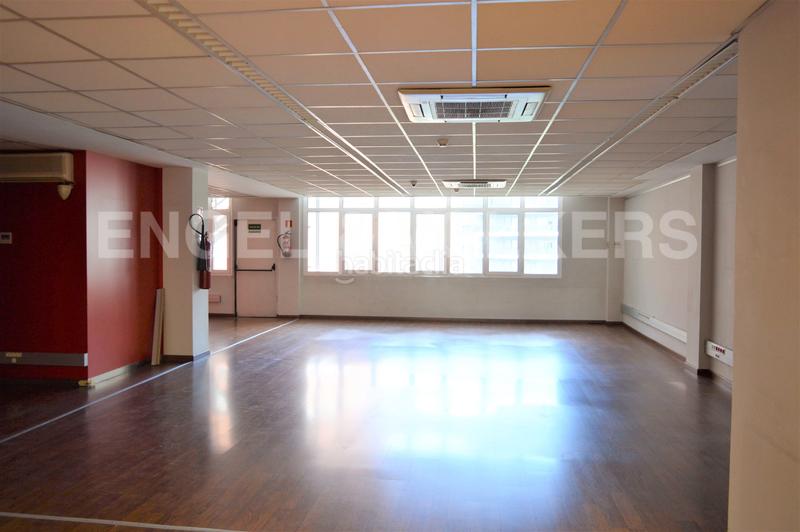 Foto cb83c641-e19b-4de2-9718-952af217f140. Rent office space with parking in La Bordeta Barcelona