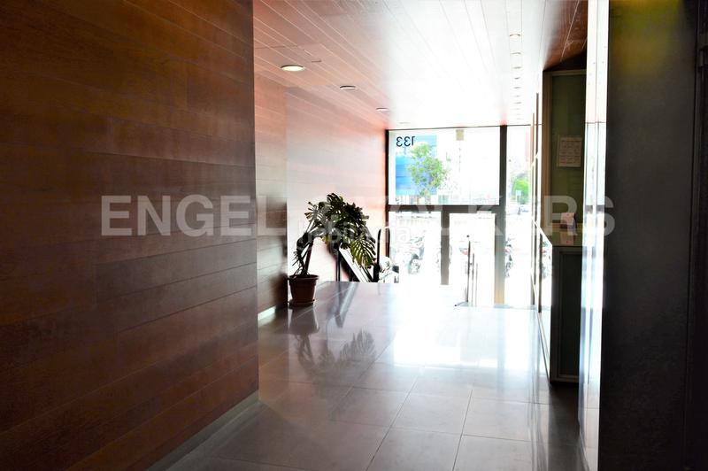 Foto e2f5bf8c-1c49-46c6-a5fb-b4edadd09dbe. Rent office space with parking in La Bordeta Barcelona