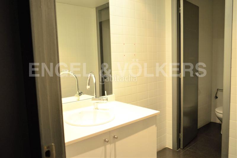 Foto ee1cb73e-9c05-4603-9cf8-64b3b1fa8b32. Rent office space with parking in La Bordeta Barcelona