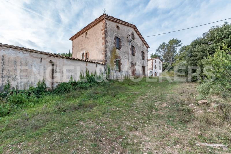 Foto a28b4bb9-79cc-4b37-9a0e-fb3c472b280a. Edifici a Castellví de Rosanes